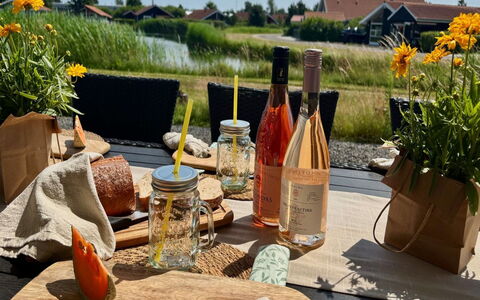 Domi - 1.2Km from the Sea: Flaske, Bordservice, Glas Flaske, Drinkware, Kurv, Mad, Vinflaske, Vin