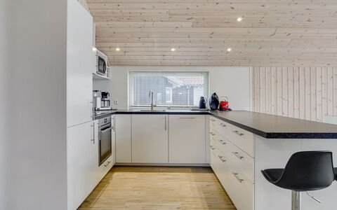 Domi - 1.2Km from the Sea: Træ, Loft, Gulvbelægning, Indretning, Køkken, Hjem, Lysarmatur, Trægulve, Countertop, Hårdttræ