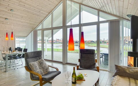 Domi - 1.2Km from the Sea: Hjem, Sommerhus, Sidespor, Skygge, Hårdttræ, Veranda, Dagslys, Gård, Bejdse, Garden Bygninger