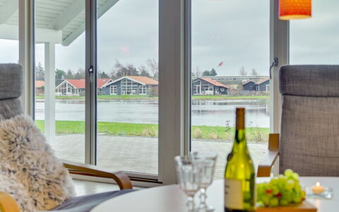 Domi - 1.2Km from the Sea: Træ, Hjem, Møbel, Stol, Bejdse, Skygge, Veranda, Glas, Gårdhave, Gård