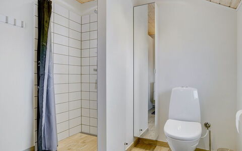 Domi - 1.2Km from the Sea: Gulvbelægning, Etage, Væg, Træ, Sanitærarmatur, Indretning, Toilet, Toiletbræt, Badeværelse, Loft
