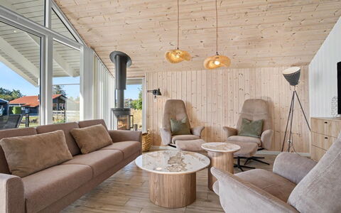Domi - 1.2Km from the Sea: Træ, Gulvbelægning, Loft, Indretning, Etage, Trægulve, Møbel, Hjem, Stue, Couch