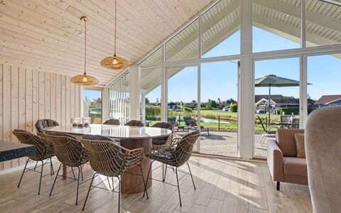 Domi - 1.2Km from the Sea: Træ, Hjem, Trægulve, Loft, Veranda, Hårdttræ, Planke, Sommerhus, Dæk, Stol