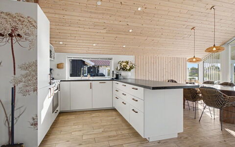 Domi - 1.2Km from the Sea: Indretning, Køkken, Gulvbelægning, Møbel, Countertop, Lysarmatur, Træ, Loft, Etage, Trægulve