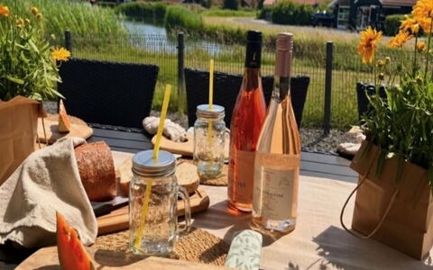 Domi - 1.2Km from the Sea: Flaske, Bordservice, Drinkware, Bord, Mad, Møbel, Glas Flaske, Serveware
