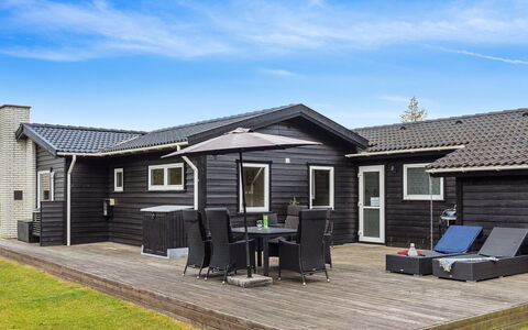 Kalevi - 900M from the Sea: Tag, Hus, Hjem, Sommerhus, Dør, Sidespor, Dæk, Veranda, Planke, Hårdttræ