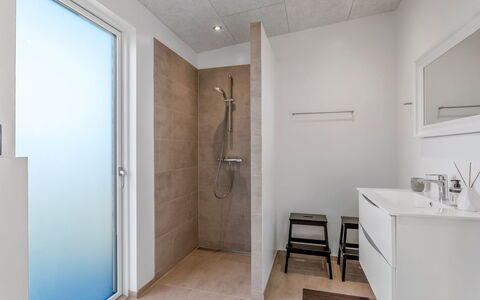 Vanna - 1.2Km from the Sea: Gulvbelægning, Etage, Væg, Sanitærarmatur, Indretning, Loft, Badeværelse, Værelse, Vvs, Håndvask