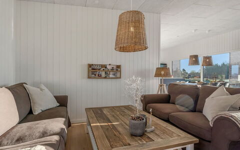 Vanna - 1.2Km from the Sea: Møbel, Indretning, Gulvbelægning, Etage, Couch, Træ, Loft, Trægulve, Stue, Værelse