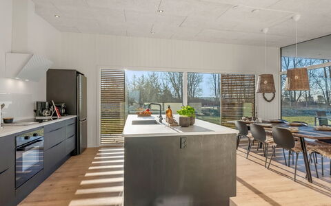 Vanna - 1.2Km from the Sea: Gulvbelægning, Møbel, Køkken, Træ, Etage, Indretning, Loft, Countertop, Stol, Køkken & Spisebord