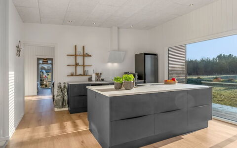Vanna - 1.2Km from the Sea: Køkken, Gulvbelægning, Etage, Møbel, Countertop, Træ, Indretning, Cabinetry, Køkken Apparat, Trægulve