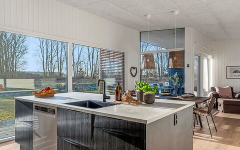 Vanna - 1.2Km from the Sea: Træ, Køkken, Gulvbelægning, Indretning, Møbel, Loft, Countertop, Etage, Hjem, Køkken Apparat