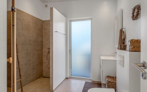 Vanna - 1.2Km from the Sea: Gulvbelægning, Etage, Væg, Sanitærarmatur, Indretning, Loft, Badeværelse, Toilet, Belysning, Værelse