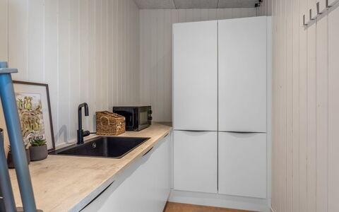Vanna - 1.2Km from the Sea: Køkken, Træ, Større Bandage, Køkken Apparat, Countertop, Gulvbelægning, Indretning, Etage, Cabinetry, Møbel