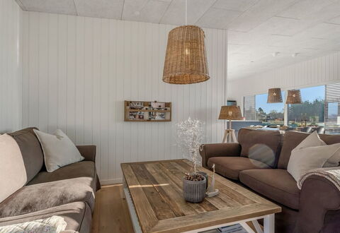 Vanna - 1.2Km from the Sea: Møbel, Indretning, Gulvbelægning, Etage, Couch, Træ, Loft, Trægulve, Stue, Værelse