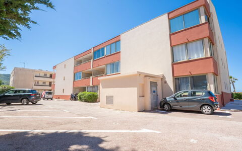 Saint Cyr sur Mer les Lecques 170: Hjul, Himmel, Bil, Ejendom, Bygning, Køretøj, Asfalt, Arkitektur