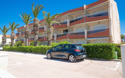 Saint Cyr sur Mer les Lecques 170: Hjul, Himmel, Bil, Køretøj, Bygning, Plante, Bildesign, Automotive Dæk, Arkitektur