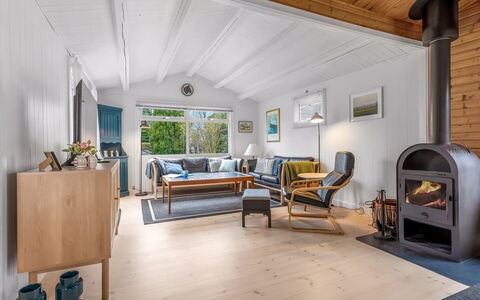 Aarno - 700M from the Sea: Møbel, Gulvbelægning, Indretning, Træ, Etage, Loft, Trægulve, Stue, Værelse, Couch