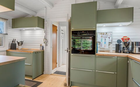 Aarno - 700M from the Sea: Træ, Cabinetry, Køkken, Gulvbelægning, Større Bandage, Køkken Apparat, Indretning, Skuffe, Countertop, Loft