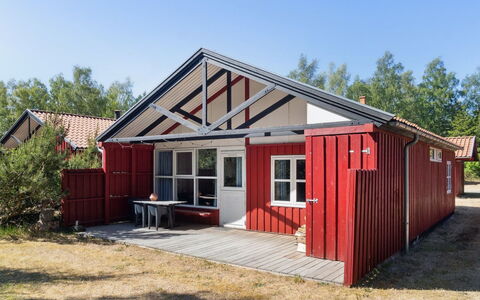 Ferbine - 400M from the Sea: Træ, Hus, Tag, Hjem, Sommerhus, Sidespor, Dør, Skur, Garden Bygninger, Skygge