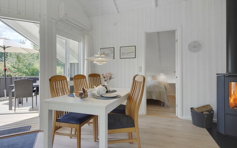 Niska - 300M from the Sea: Gulvbelægning, Møbel, Indretning, Etage, Træ, Trægulve, Spisestue, Loft, Køkken & Spisebord, Hjem