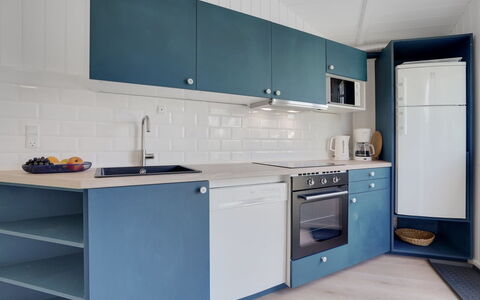 Niska - 300M from the Sea: Større Bandage, Køkken Apparat, Køkken, Cabinetry, Indretning, Gulvbelægning, Countertop, Etage, Møbel, Loft