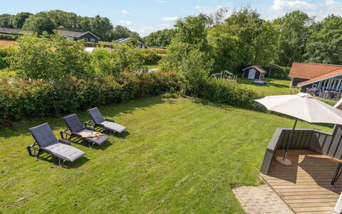 Niska - 300M from the Sea: Græs, Busk, Hjem, Land Lot, Tag, Have, Lawn, Sommerhus, Bunddække, Estate