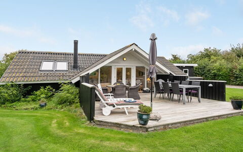 Sella - 500M from the Sea: Tag, Hus, Land Lot, Hjem, Sommerhus, Estate, Garden Bygninger, Skygge, Bjælkehytte, Landscaping