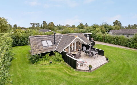 Sella - 500M from the Sea: Tag, Hus, Land Lot, Hjem, Sommerhus, Estate, Garden Bygninger, Skygge, Bjælkehytte, Landscaping