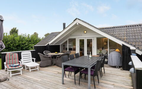 Sella - 500M from the Sea: Tag, Hus, Land Lot, Hjem, Sommerhus, Estate, Garden Bygninger, Skygge, Bjælkehytte, Landscaping
