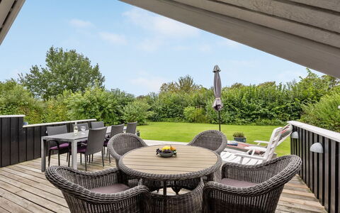 Sella - 500M from the Sea: Tag, Hus, Land Lot, Hjem, Sommerhus, Estate, Garden Bygninger, Skygge, Bjælkehytte, Landscaping