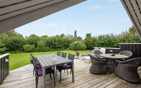 Sella - 500M from the Sea: Tag, Hus, Land Lot, Hjem, Sommerhus, Estate, Garden Bygninger, Skygge, Bjælkehytte, Landscaping