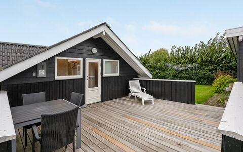 Sella - 500M from the Sea: Tag, Hus, Land Lot, Hjem, Sommerhus, Estate, Garden Bygninger, Skygge, Bjælkehytte, Landscaping