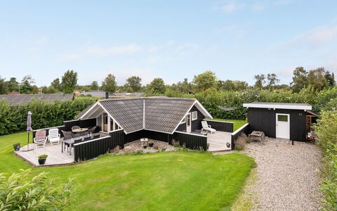 Sella - 500M from the Sea: Tag, Hus, Land Lot, Hjem, Sommerhus, Estate, Garden Bygninger, Skygge, Bjælkehytte, Landscaping