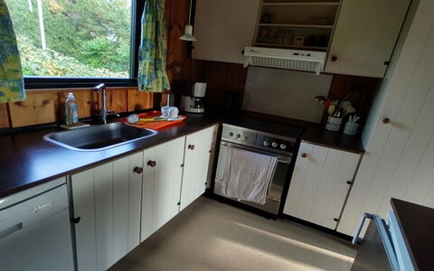 Rieke - 300M from the Sea: Køkken Apparat, Køkken, Countertop, Møbel, Komfur, Større Bandage, Gulvbelægning, Gaskomfur, Komfur, Cabinetry