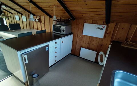 Rieke - 300M from the Sea: Køkkenvask, Håndvask, Sanitærarmatur, Køkken, Bejdse, Hårdttræ, Tap, Countertop, Krydsfiner, Køkken Apparat