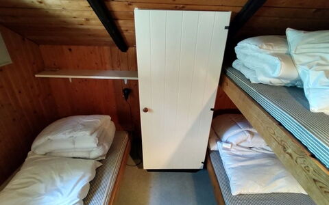 Rieke - 300M from the Sea: Seng, Træ, Soveværelse, Køjeseng, Møbel, Etage, Gulvbelægning, Bed Frame, Sengetøj, Sengetøj