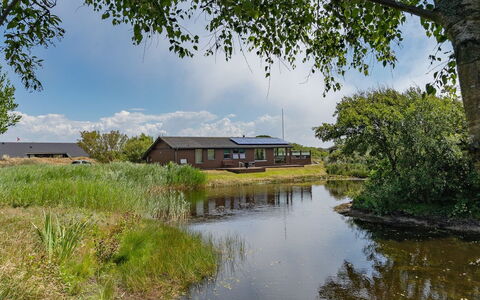 Frigga - 400M from the Sea: Tag, Hus, Hjem, Sommerhus, Dør, Sidespor, Dæk, Veranda, Planke, Hårdttræ