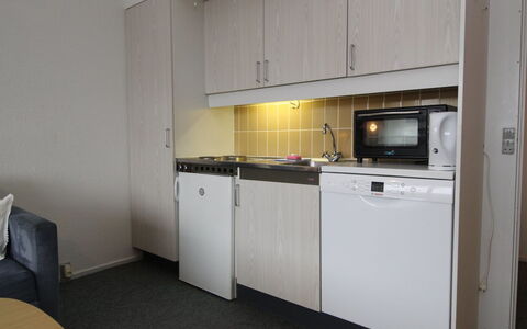 Britt - 100M from the Sea: Indretning, Gulvbelægning, Etage, Møbel, Værelse, Cabinetry, Køkken, Lejlighed, Countertop, Køkken Apparat