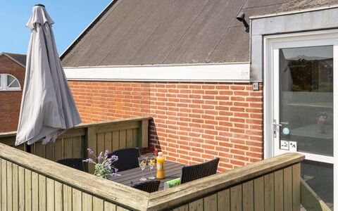 Roya - 1.9Km from the Sea: Møbel, Indretning, Stol, Gulvbelægning, Bord, Udvej, Etage, Loft, Værelse, Eco Hotel