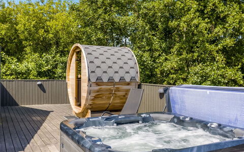 Jonna - 700M from the Sea: Badekar, Kompositmateriale, Jacuzzi, Sanitærarmatur, Bejdse, Hårdttræ, Dæk, Svømmepøl, Stueplante