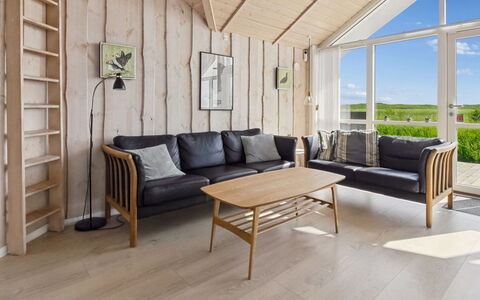 Jonna - 700M from the Sea: Møbel, Gulvbelægning, Træ, Indretning, Etage, Trægulve, Loft, Stue, Hjem, Hårdttræ