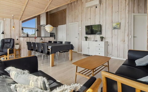 Jonna - 700M from the Sea: Træ, Loft, Gulvbelægning, Indretning, Hjem, Etage, Møbel, Hårdttræ, Trægulve, Stue