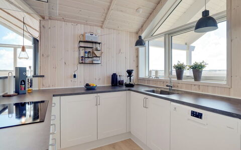 Jonna - 700M from the Sea: Træ, Loft, Indretning, Gulvbelægning, Countertop, Hjem, Køkken, Cabinetry, Lysarmatur, Værelse