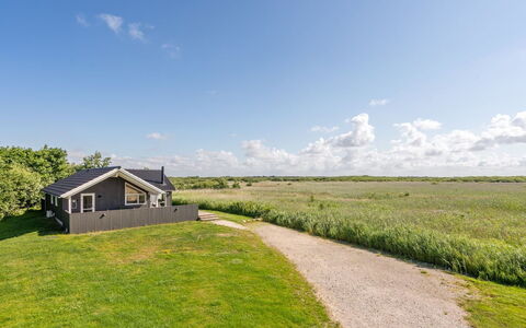 Jonna - 700M from the Sea: Hjem, Sommerhus, Veranda, Hårdttræ, Sidespor, Dæk, Skygge, Planke, Estate, Garden Bygninger