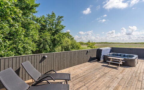 Jonna - 700M from the Sea: Hjem, Sommerhus, Veranda, Hårdttræ, Sidespor, Dæk, Skygge, Planke, Estate, Garden Bygninger