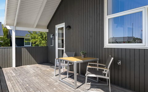 Jonna - 700M from the Sea: Hjem, Sommerhus, Veranda, Hårdttræ, Sidespor, Dæk, Skygge, Planke, Estate, Garden Bygninger