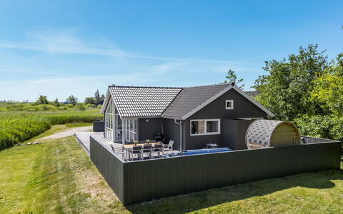 Jonna - 700M from the Sea: Hjem, Sommerhus, Veranda, Hårdttræ, Sidespor, Dæk, Skygge, Planke, Estate, Garden Bygninger
