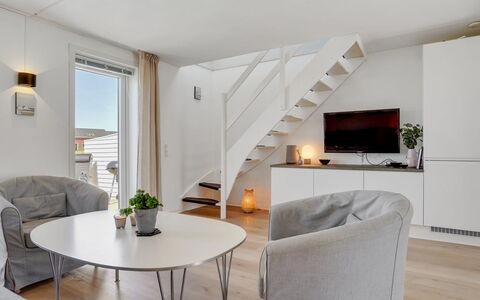 Gerharde - 2.3Km from the Sea: Møbel, Indretning, Gulvbelægning, Etage, Træ, Couch, Stue, Loft, Bord, Værelse