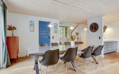 Emmeli - 1.2Km from the Sea: Møbel, Træ, Indretning, Gulvbelægning, Loft, Bord, Køkken & Spisebord, Stol, Etage, Spisestue