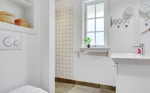 Emmeli - 1.2Km from the Sea: Badeværelse, Gulvbelægning, Sanitærarmatur, Væg, Indretning, Etage, Toilet, Vvs, Loft, Tap